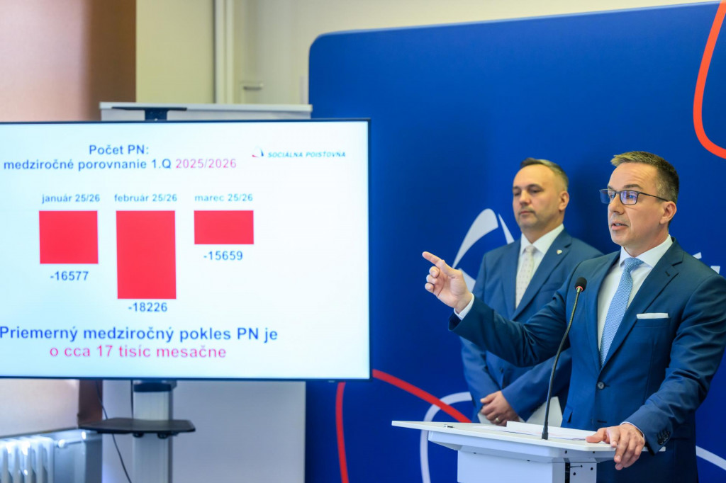 Na sn&iacute;mke sprava minister pr&aacute;ce, soci&aacute;lnych vec&iacute; a rodiny  Erik Tom&aacute;&scaron; a gener&aacute;lny riaditeľ Soci&aacute;lnej poisťovne Michal Tari&scaron;ka. FOTO:TASR/J. Nov&aacute;k