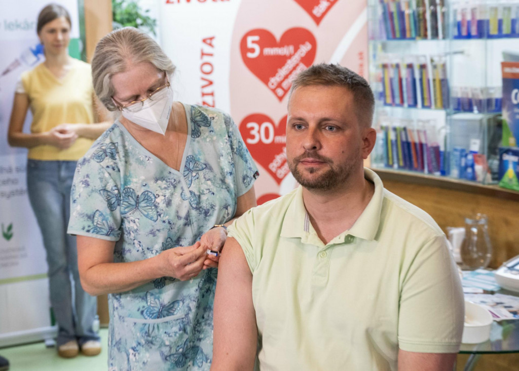 Minister Kamil &Scaron;a&scaron;ko sa dal proti chr&iacute;pke zaočkovať v okt&oacute;bri na Farmaceutickej fakulte Univerzity Komensk&eacute;ho. FOTO: TASR/J. Kotian