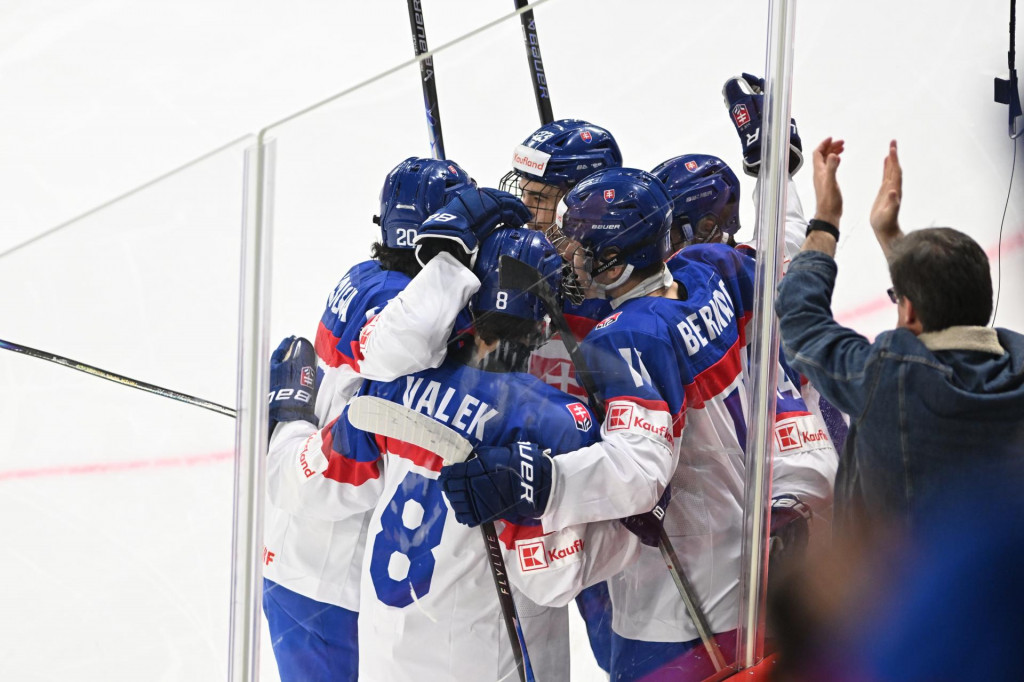 Na sn&iacute;mke radosť hr&aacute;čov Slovenska po strelen&iacute; g&oacute;lu počas z&aacute;pasu Slovensko &ndash; Loty&scaron;sko na majstrovstv&aacute;ch sveta hr&aacute;čov do 18 rokov IIHF 2026 v Trenč&iacute;ne. FOTO: TASR