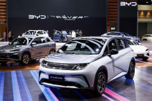 Expanzia č&iacute;nskych v&yacute;robcov elektrick&yacute;ch &aacute;ut na zahraničn&eacute; trhy znepokojila v&yacute;robcov automobilov v Eur&oacute;pe a USA. FOTO: Reuters