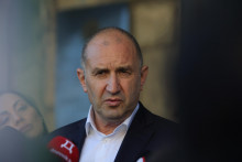 V&iacute;ťaz bulharsk&yacute;ch predčasn&yacute;ch volieb Rumen Radev na z&aacute;bere z 19. apr&iacute;la odpoved&aacute; na ot&aacute;zky novin&aacute;rov v Sofii po odovzdan&iacute; volebn&eacute;ho hlasu. FOTO: TASR/AP