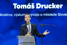 Na sn&iacute;mke minister &scaron;kolstva, v&yacute;skumu, v&yacute;voja a ml&aacute;deže Tom&aacute;&scaron; Drucker.

FOTO: TASR/ D. Veselsk&yacute;