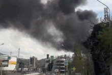 Dym st&uacute;pa zo smeru rafin&eacute;rie v meste Tuapse v Krasnodarskom kraji v Rusku. FOTO: Reuters