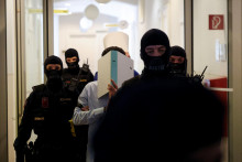 V Rak&uacute;sku sa začal proces s dvoma &uacute;dajn&yacute;mi členmi teroristickej bunky. FOTO: Reuters​