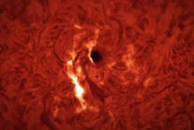Slnečn&aacute; erupcia M2.7 z 18. marca 2026.