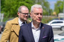 Prim&aacute;tor mesta Kežmarok a nezaraden&yacute; poslanec N&aacute;rodnej rady J&aacute;n Ferenč&aacute;k a jeho pr&aacute;vny z&aacute;stupca Peter Kubina prich&aacute;dzaj&uacute; na v&yacute;sluch na Okresn&eacute; riaditeľstvo Policajn&eacute;ho zboru v Pre&scaron;ove. FOTO: TASR/Veronika Mihalikov&aacute;