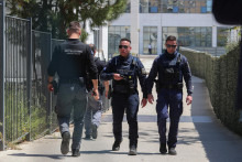 Na z&aacute;beroch &scaron;t&aacute;tnej telev&iacute;zie ERT News vidieť z&aacute;chran&aacute;rov, ako z budovy s&uacute;du niesli na nosidl&aacute;ch do sanitiek najmenej troch ľud&iacute;. FOTO: REUTERS