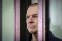 Andrej Pačobut stoj&iacute; v klietke pre obžalovan&yacute;ch počas s&uacute;dneho pojedn&aacute;vania v Grodne v Bielorusku v roku 2023, keď bolo jeho odvolanie zamietnut&eacute;. FOTO: TASR/AP