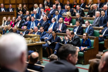 Lavice opozičn&yacute;ch poslancov Dolnej komory britsk&eacute;ho parlamentu počas debaty na zasadnut&iacute; Dolnej komory britsk&eacute;ho parlamentu v Lond&yacute;ne 28. apr&iacute;la 2026. FOTO: TASR/AP