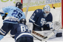 Na sn&iacute;mke sprava brank&aacute;r Jaroslav Janus, Tom&aacute;&scaron; Kr&aacute;lovič (obaja Slovan) a Samuel Buček (Nitra) v 6. z&aacute;pase fin&aacute;le play off hokejovej Tipsport extraligy medzi HC Slovan Bratislava - HK Nitra. FOTO: TASR/Martin Baumann