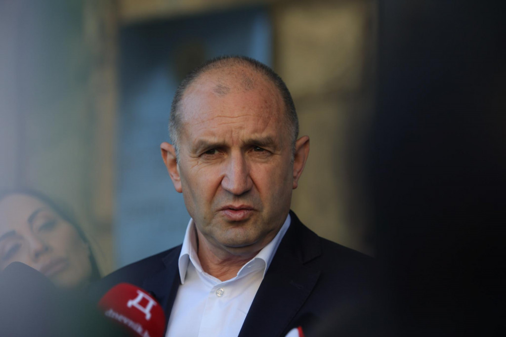 V&iacute;ťaz bulharsk&yacute;ch predčasn&yacute;ch volieb Rumen Radev na z&aacute;bere z 19. apr&iacute;la odpoved&aacute; na ot&aacute;zky novin&aacute;rov v Sofii po odovzdan&iacute; volebn&eacute;ho hlasu. FOTO: TASR/AP