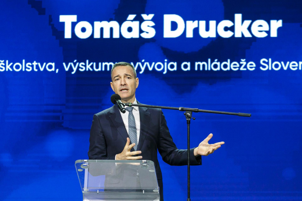 Na sn&iacute;mke minister &scaron;kolstva, v&yacute;skumu, v&yacute;voja a ml&aacute;deže Tom&aacute;&scaron; Drucker.

FOTO: TASR/ D. Veselsk&yacute;
