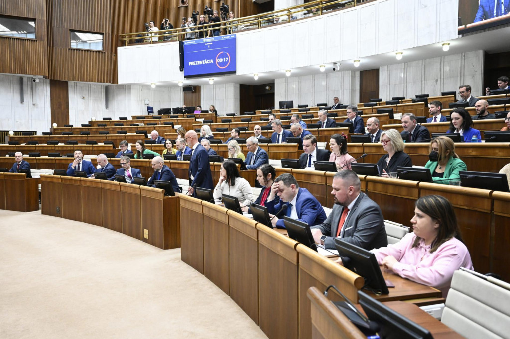 Novela prevezme aj ďal&scaron;iu smernicu z roku 2024, ktor&aacute; je zameran&aacute; na zaobch&aacute;dzanie s rizikom koncentr&aacute;cie vypl&yacute;vaj&uacute;cim z expoz&iacute;ci&iacute; voči centr&aacute;lnym protistran&aacute;m a s rizikom protistrany pri centr&aacute;lne z&uacute;čtov&aacute;van&yacute;ch transakci&aacute;ch s deriv&aacute;tmi. FOTO: TASR/Pavel Neubauer