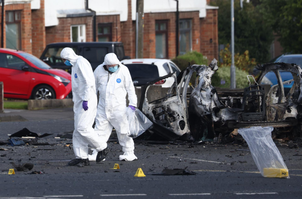 Forenzn&iacute; experti vy&scaron;etruj&uacute; na mieste v&yacute;buchy bomby v aute, ku ktor&eacute;mu v bl&iacute;zkosti policajnej stanice na predmest&iacute; Belfastu. FOTO: TASR/AP