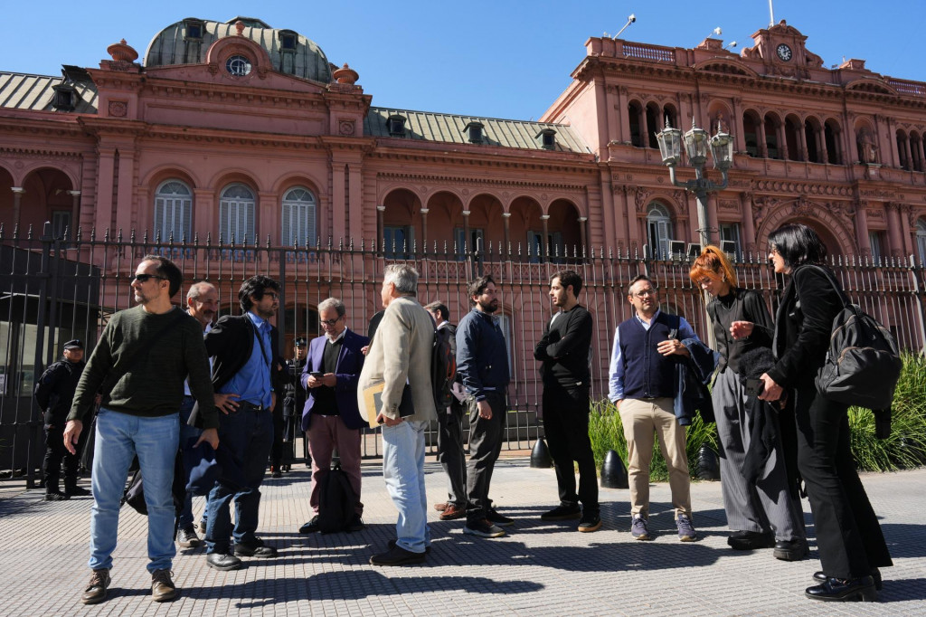 Novin&aacute;ri stoja pred Casou Rosada, ofici&aacute;lnou rezidenciou a s&iacute;dlom &uacute;radu argent&iacute;nskeho prezidenta po tom, čo im argent&iacute;nsky prezident Javier Milei zak&aacute;zal vstup do pal&aacute;ca. FOTO: TASR/AP