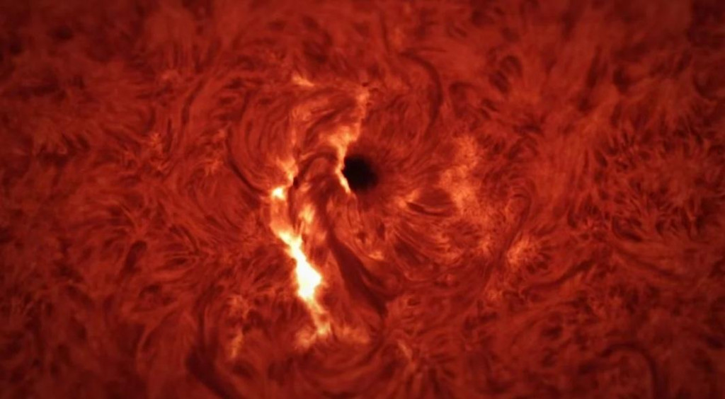 Slnečn&aacute; erupcia M2.7 z 18. marca 2026.