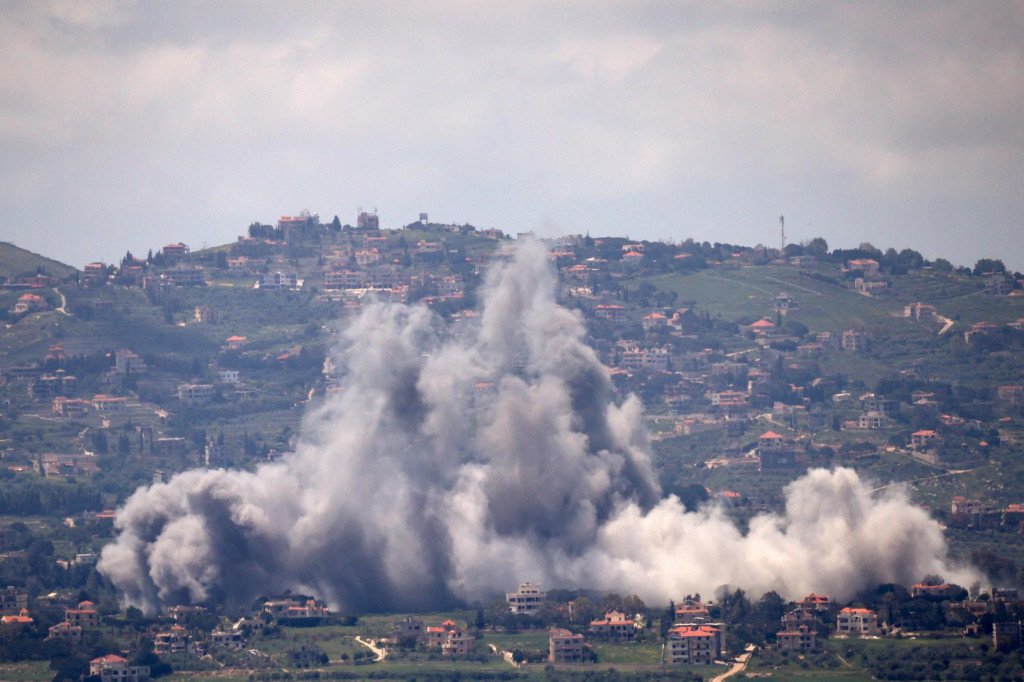 Dym st&uacute;pa po v&yacute;buchu v južnom Libanone. FOTO: Reuters