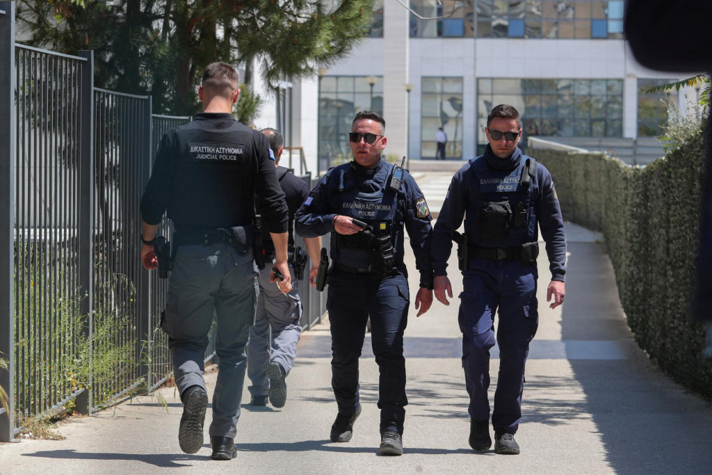 Na z&aacute;beroch &scaron;t&aacute;tnej telev&iacute;zie ERT News vidieť z&aacute;chran&aacute;rov, ako z budovy s&uacute;du niesli na nosidl&aacute;ch do sanitiek najmenej troch ľud&iacute;. FOTO: REUTERS