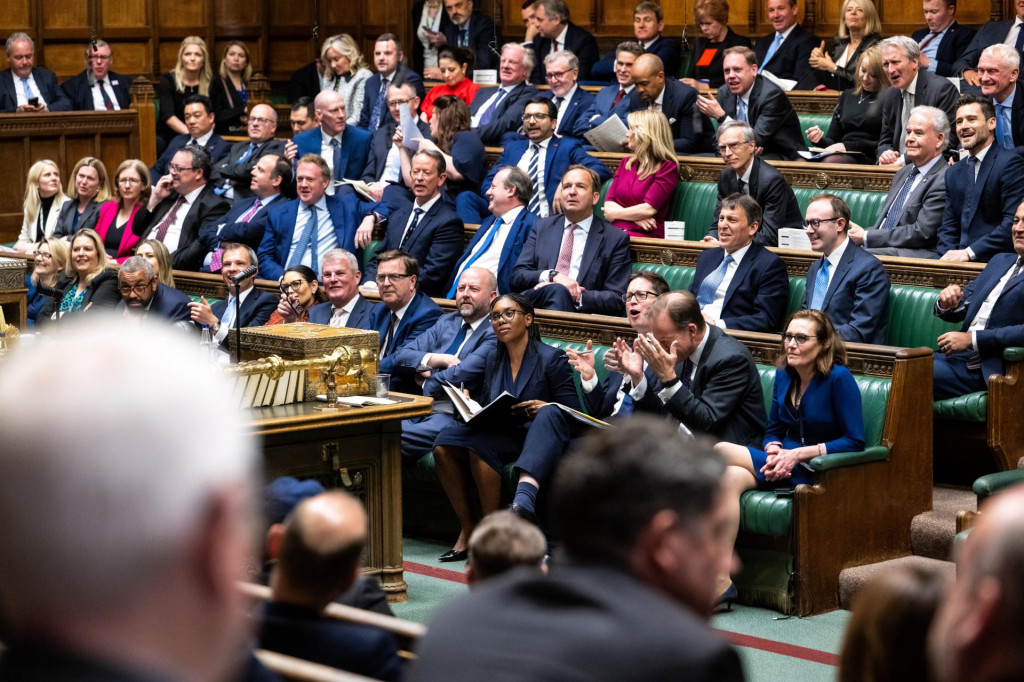 Lavice opozičn&yacute;ch poslancov Dolnej komory britsk&eacute;ho parlamentu počas debaty na zasadnut&iacute; Dolnej komory britsk&eacute;ho parlamentu v Lond&yacute;ne 28. apr&iacute;la 2026. FOTO: TASR/AP