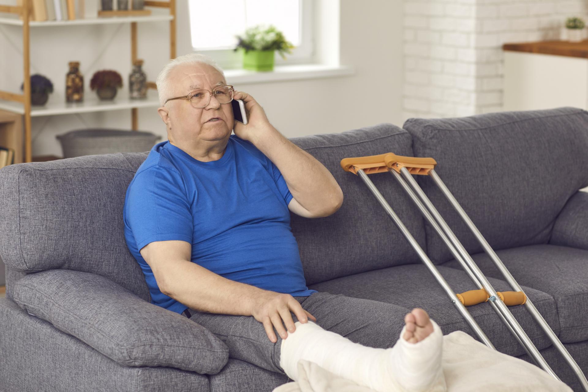 Starostlivosť o chor&eacute;ho pr&iacute;buzn&eacute;ho m&ocirc;že zmeniť život naruby. &Scaron;t&aacute;t pripravuje vy&scaron;&scaron;iu pomoc aj nov&eacute; podmienky