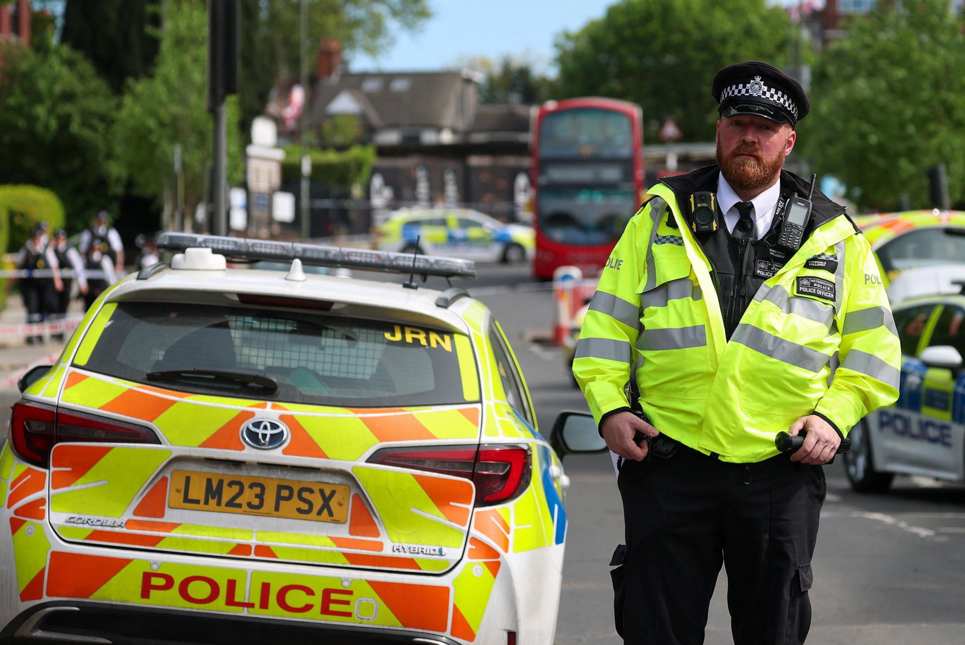 Obvinenia zo zotročovania a znásilnení. Britská polícia urobila raziu v sídle náboženskej komunity