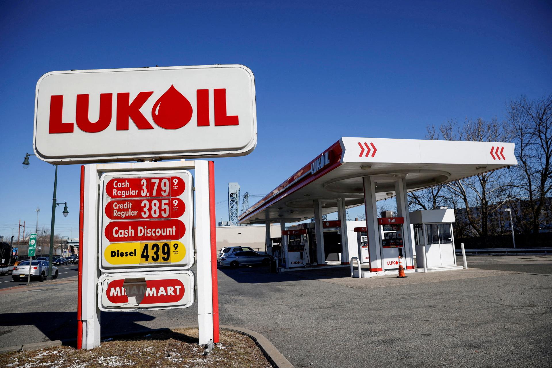 USA predĺžili lehotu na predaj zahraničných aktív ruskej ropnej spoločnosti Lukoil