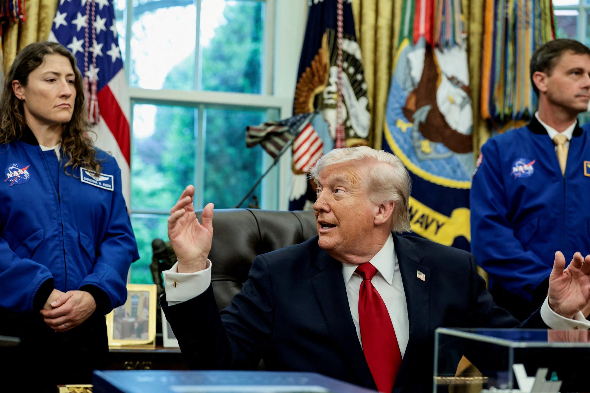 Trump verí v návrat astronautov na Mesiac ešte do konca svojho mandátu. Chce zverejniť aj informácie o UFO