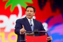 Guvern&eacute;r &scaron;t&aacute;tu Florida Ron DeSantis. FOTO: Reuters