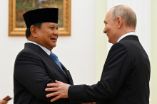 Rusk&yacute; prezident Vladimir Putin (vpravo) si pod&aacute;va ruku s indon&eacute;zskym prezidentom Prabowom Subiantom. FOTO: TASR/AP
