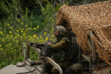 Izraelsk&iacute; vojaci jazdia na vojenskom vozidle. FOTO: TASR/AP