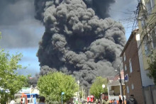 Hust&yacute; dym st&uacute;pa nad oblasťou po &uacute;toku ukrajinsk&eacute;ho dronu, ktor&yacute; sp&ocirc;sobil požiar v ropnej rafin&eacute;rii v Tuapse v Rusku. FOTO: Reuters/Veniamin Kondraťjev