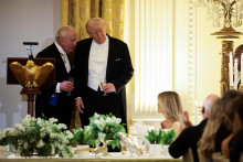 Na &scaron;t&aacute;tnej večeri, kde bolo približne 130 host&iacute;, Trump vyzdvihol spoločn&uacute; hist&oacute;riu oboch kraj&iacute;n a britsk&eacute;ho kr&aacute;ľa Karola III. označil za &bdquo;fantastick&eacute;ho človeka&ldquo;. FOTO: Reuters