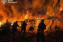 Ilustračn&aacute; fotografia. Na sn&iacute;mke hasiči zasahuj&uacute; počas požiaru po dronovom &uacute;toku ruskej arm&aacute;dy na obytn&eacute; budovy v Odeskej oblasti na juhoz&aacute;pade Ukrajiny. FOTO: TASR/AP