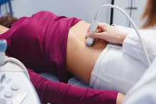 Od 1. j&uacute;la 2025 bolo zru&scaron;en&eacute; prevent&iacute;vne ultrazvukov&eacute; vy&scaron;etrenie prsn&iacute;kov (USG) u bezpr&iacute;znakov&yacute;ch žien s priemern&yacute;m rizikom vzniku rakoviny prsn&iacute;ka.