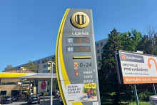 Aktu&aacute;lne ceny pal&iacute;v na pumpe v Bratislave na Bajkalskej ulici.

FOTO: HN
