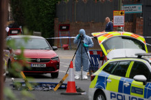 Člen forenzn&eacute;ho t&iacute;mu pracuje na mieste činu po zatknut&iacute; muža po &uacute;toku v lond&yacute;nskej oblasti Golders Green, kde žije veľk&aacute; židovsk&aacute; popul&aacute;cia. FOTO: Reuters