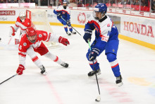 Zľava Emil Jakobsen z D&aacute;nska a Ivan Matta zo Slovenska počas hokejov&eacute;ho z&aacute;pasu Slovensko &ndash; D&aacute;nsko vo &scaron;tvrťfin&aacute;le na 2026 IIHF Majstrovstv&aacute;ch sveta hr&aacute;čov do 18 rokov v Trenč&iacute;ne. FOTO TASR/Martin Medňansk&yacute;