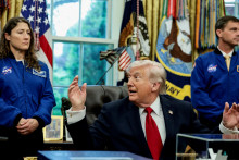 Astronauti misie Artemis II, veliteľ NASA Reid Wiseman a &scaron;pecialistka misi&iacute; NASA Christina Koch, stoja po boku americk&eacute;ho prezidenta Donalda Trumpa. FOTO: Reuters
