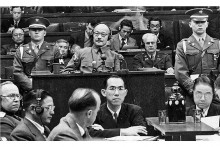 Pr&iacute;m medzi obžalovan&yacute;mi z vojnov&yacute;ch zločinov hral v Tokijskom procese, ako hlavn&yacute; predstaviteľ japonsk&eacute;ho militarizmu, expremi&eacute;r Hideki T&oacute;dž&oacute; (v strede, so sl&uacute;chadlami na u&scaron;iach). Bol napokon jedn&yacute;m zo siedmich ods&uacute;den&yacute;ch na trest smrti.