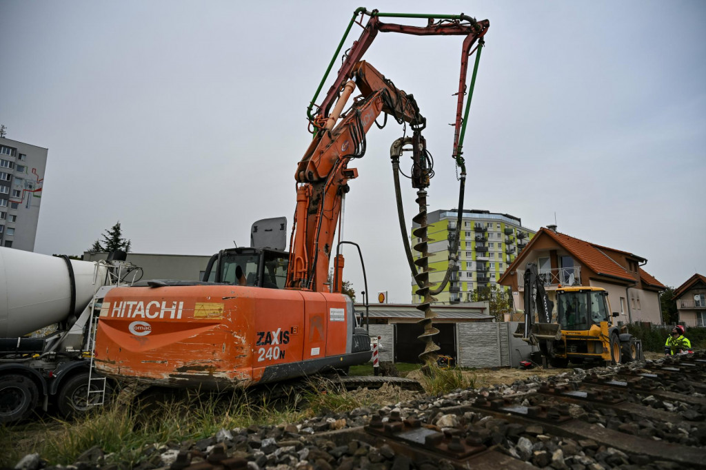 Stavebn&eacute; pr&aacute;ce na termin&aacute;li integrovanej osobnej prepravy vo Vrakuni sa začali v okt&oacute;bri 2023. FOTO: TASR/P. Zachar