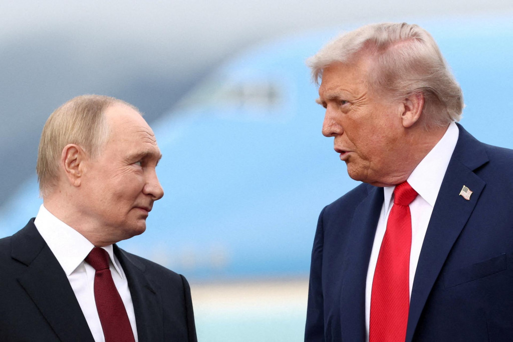 Americk&yacute; prezident Donald Trump sa rozpr&aacute;va s rusk&yacute;m prezidentom Vladimirom Putinom. FOTO: Reuters