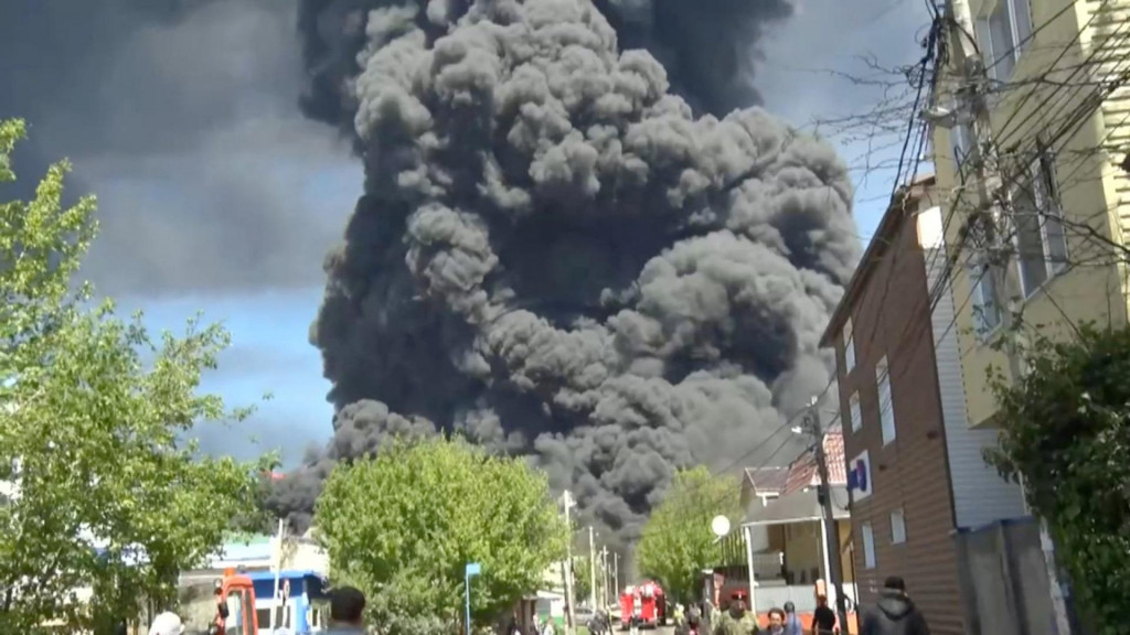 Hust&yacute; dym st&uacute;pa nad oblasťou po &uacute;toku ukrajinsk&eacute;ho dronu, ktor&yacute; sp&ocirc;sobil požiar v ropnej rafin&eacute;rii v Tuapse v Rusku. FOTO: Reuters/Veniamin Kondraťjev