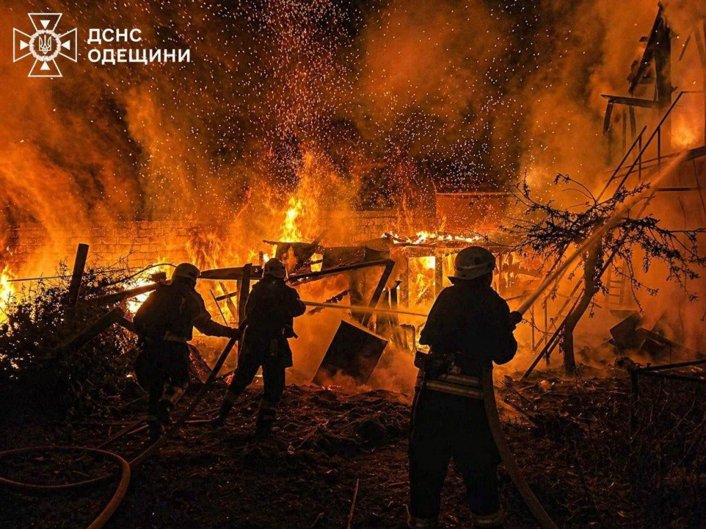 Ilustračn&aacute; fotografia. Na sn&iacute;mke hasiči zasahuj&uacute; počas požiaru po dronovom &uacute;toku ruskej arm&aacute;dy na obytn&eacute; budovy v Odeskej oblasti na juhoz&aacute;pade Ukrajiny. FOTO: TASR/AP