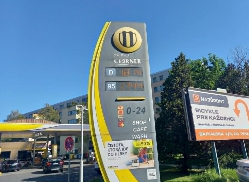 Aktu&aacute;lne ceny pal&iacute;v na pumpe v Bratislave na Bajkalskej ulici.

FOTO: HN