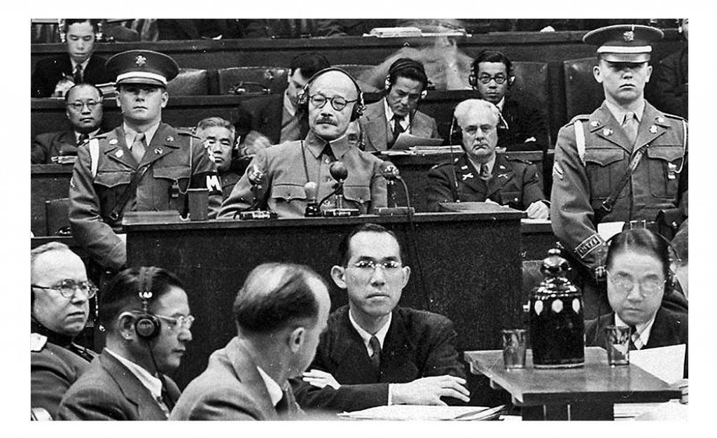 Pr&iacute;m medzi obžalovan&yacute;mi z vojnov&yacute;ch zločinov hral v Tokijskom procese, ako hlavn&yacute; predstaviteľ japonsk&eacute;ho militarizmu, expremi&eacute;r Hideki T&oacute;dž&oacute; (v strede, so sl&uacute;chadlami na u&scaron;iach). Bol napokon jedn&yacute;m zo siedmich ods&uacute;den&yacute;ch na trest smrti.