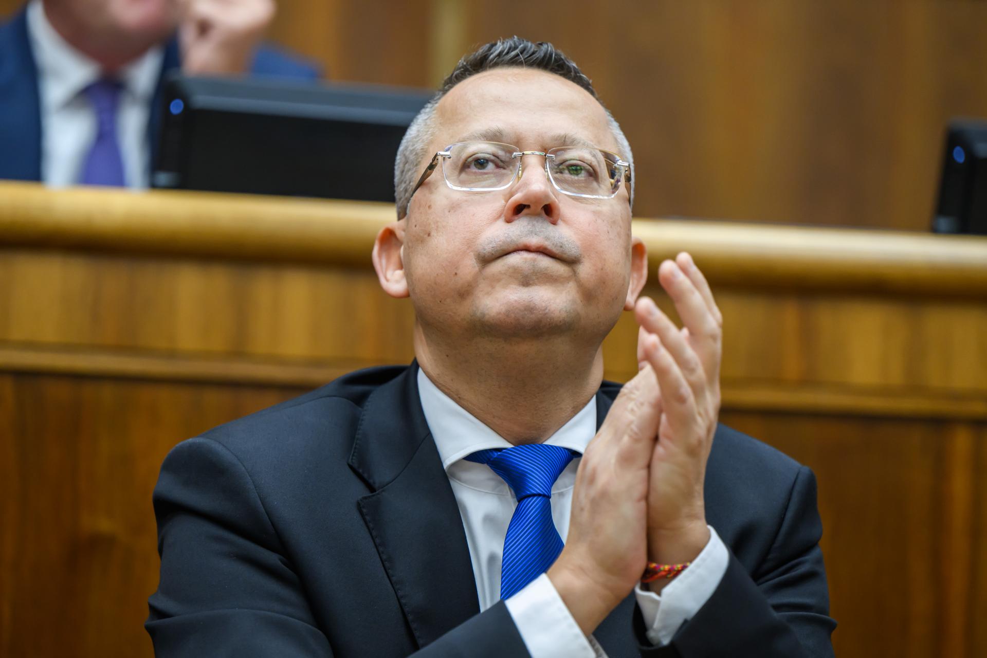 KDH chce odvolať Kamenick&eacute;ho, hovor&iacute; aj o p&aacute;de vl&aacute;dy. D&ocirc;vodom je zl&yacute; stav verejn&yacute;ch financi&iacute; a rast&uacute;ci dlh