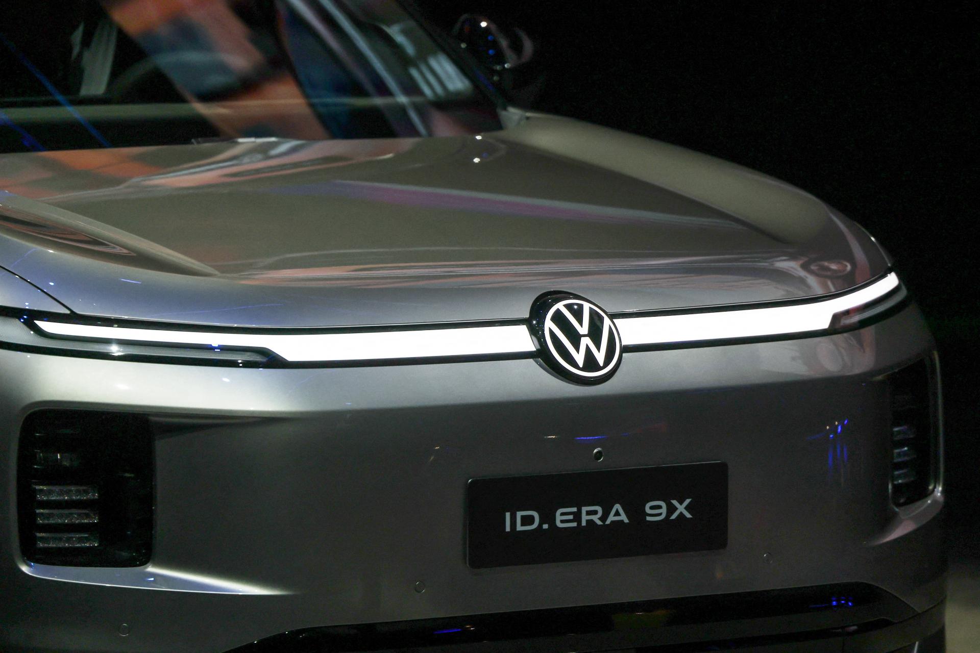 Volkswagen zn&iacute;žil prev&aacute;dzkov&yacute; zisk o 14 percent. Na vine s&uacute; cl&aacute;, glob&aacute;lna neistota a konkurencia z Č&iacute;ny