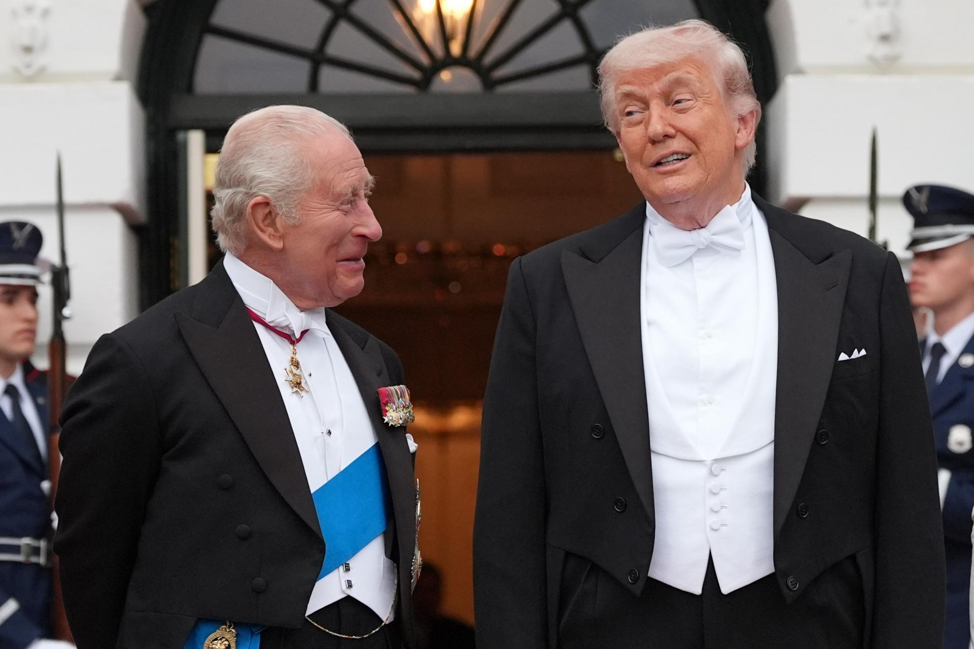 Karol III. pripomenul Trumpovi francúzštinu, PS má problém s matkou lídra a Nitra hokejový titul