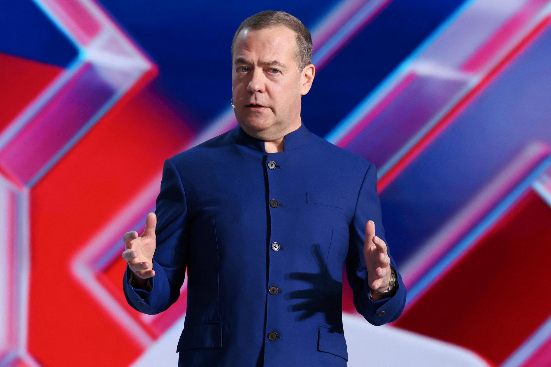 Medvedev prirovnal súčasnosť​ k obdobiu pred prvou svetovou vojnou. Možná je aj jadrová apokalypsa, vyhlásil