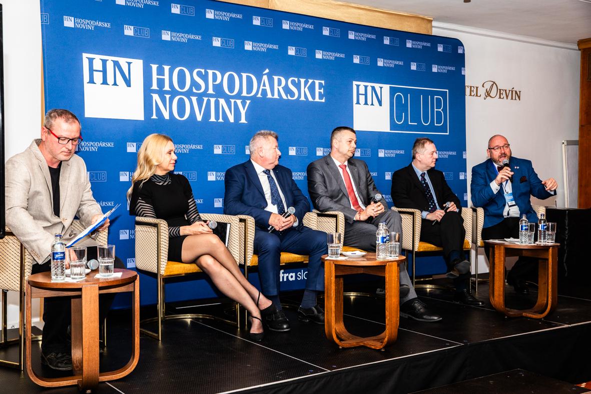 Nie sol&aacute;rom, &aacute;no ropn&yacute;m tras&aacute;m. Sakov&aacute; chce, aby časť peňaz&iacute; zo zelen&yacute;ch elektr&aacute;rn&iacute; i&scaron;la na ropu a plyn